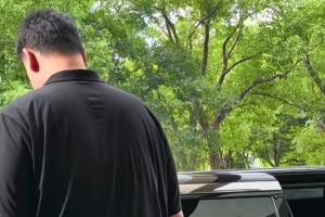 app下载-80万的009光辉 在姚明面前像老头乐 2米29巨人坐进去很费劲