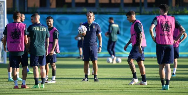 体育赛事-曼奇尼率意大利踏实备战 仍犹豫对瑞士右后卫人选