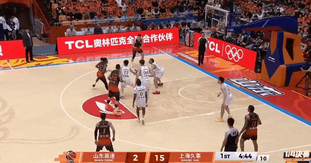 体育赛事-山东开局2-15落后上海，郭凯跳投卡篮脖子、山东全队12中1